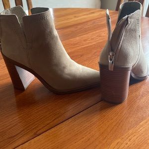 Vince Camuto size 4.5 Taupe Booties